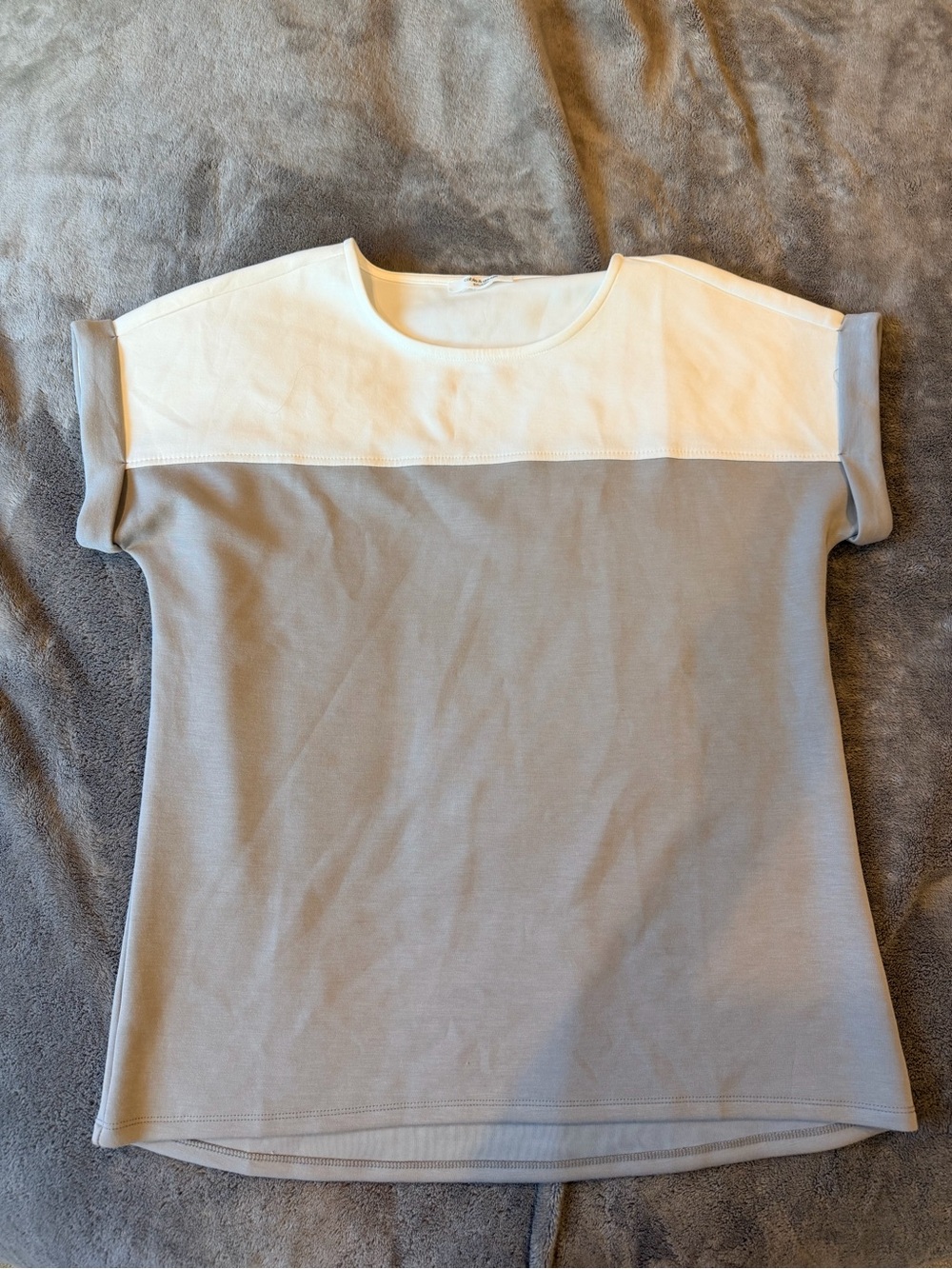 Cable & Gauge Cream and Light Gray Colorblock Short Sleeve Tee